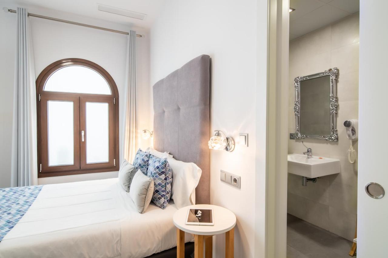 Amphora Hotel *